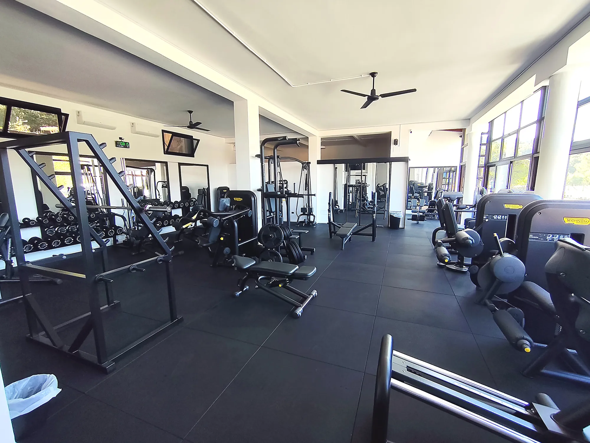 Vista ampia della sala fitness