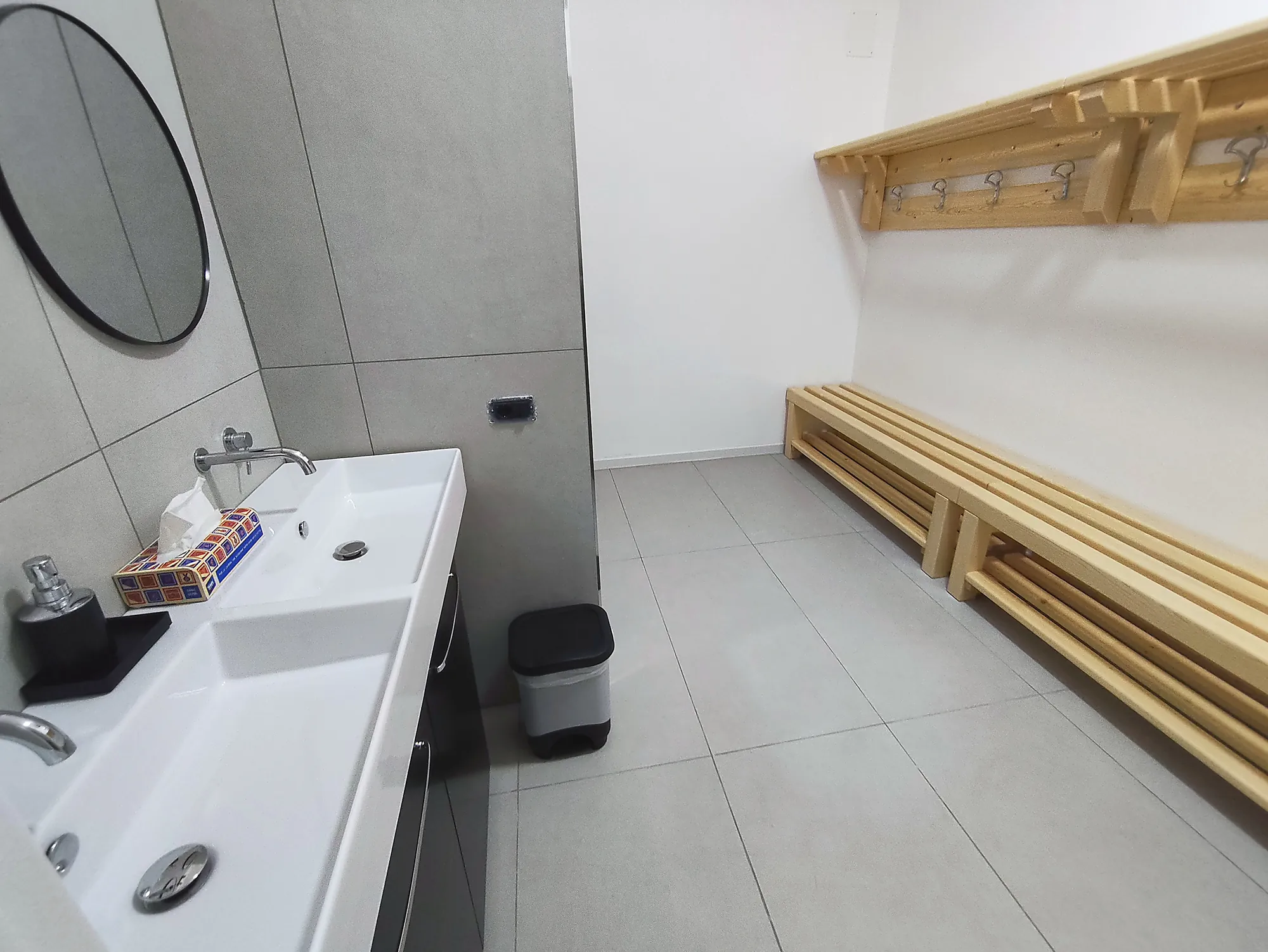 Spogliatoio con doccia, lavabo e panca