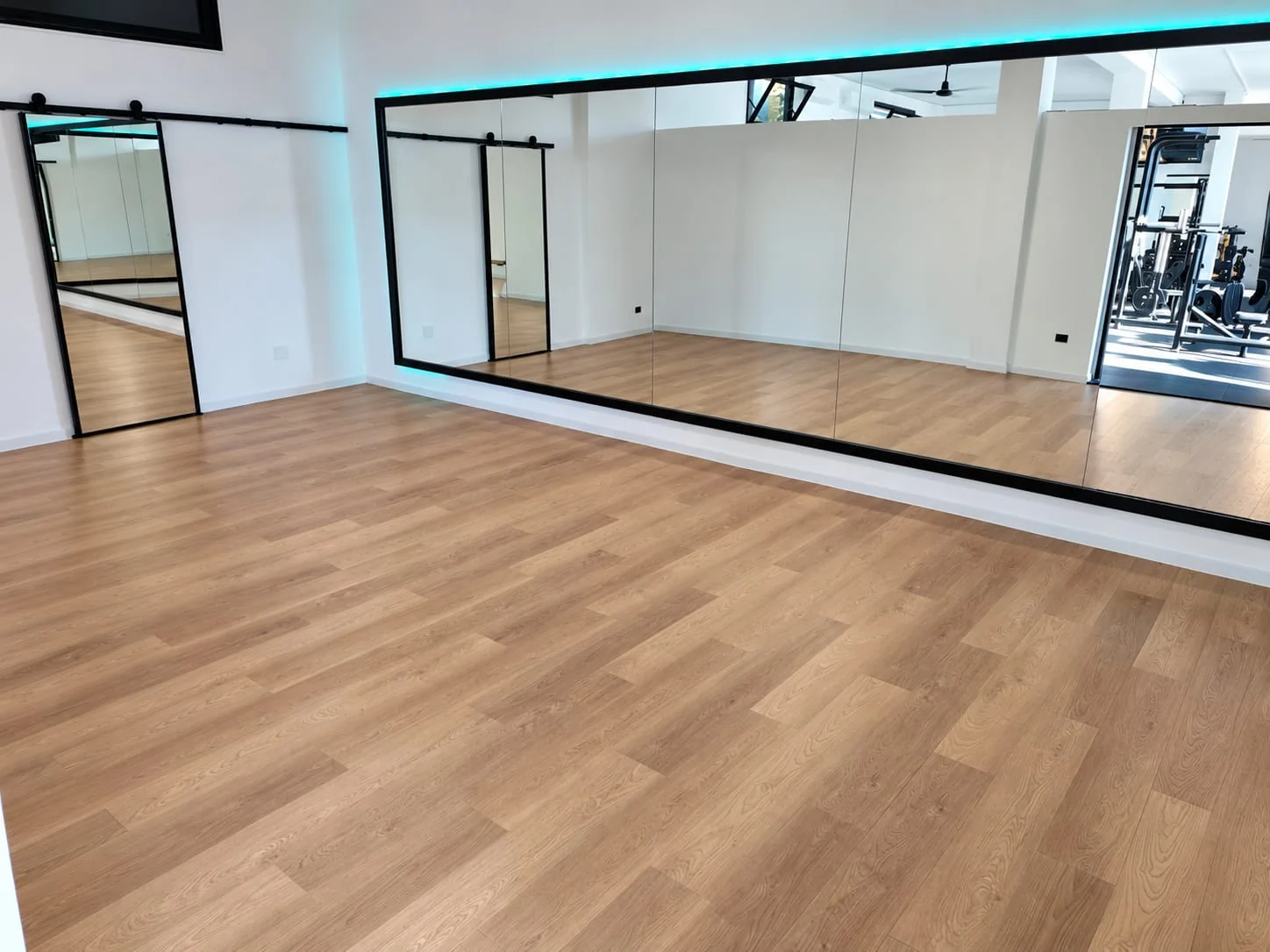 Sala corsi di Levante Gym Fit, ampia e con pareti a specchio